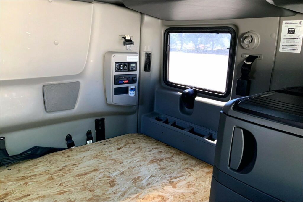 2022 CUM LT625 6×4 Sleeper