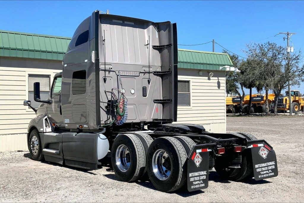 2022 CUM LT625 6×4 Sleeper