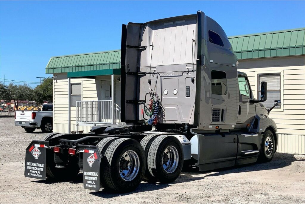 2022 CUM LT625 6×4 Sleeper