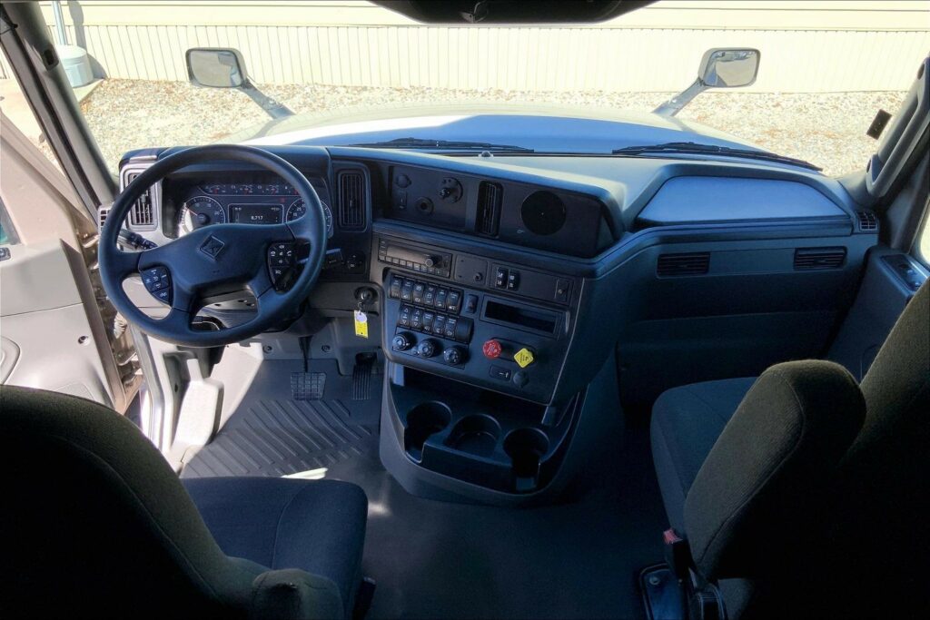 2022 CUM LT625 6×4 Sleeper