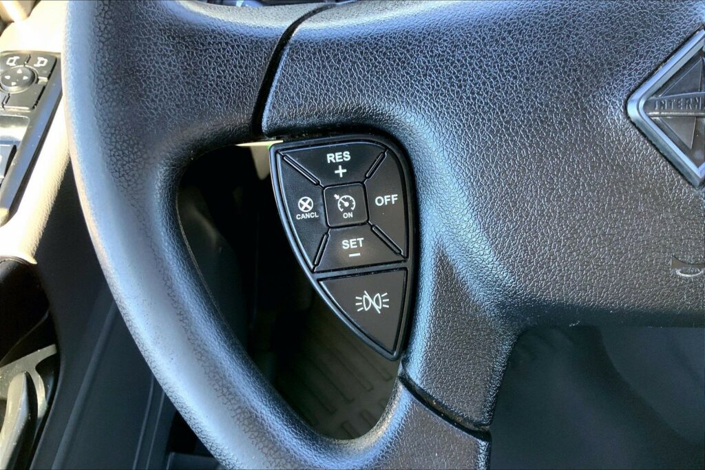 2022 CUM LT625 6×4 Sleeper