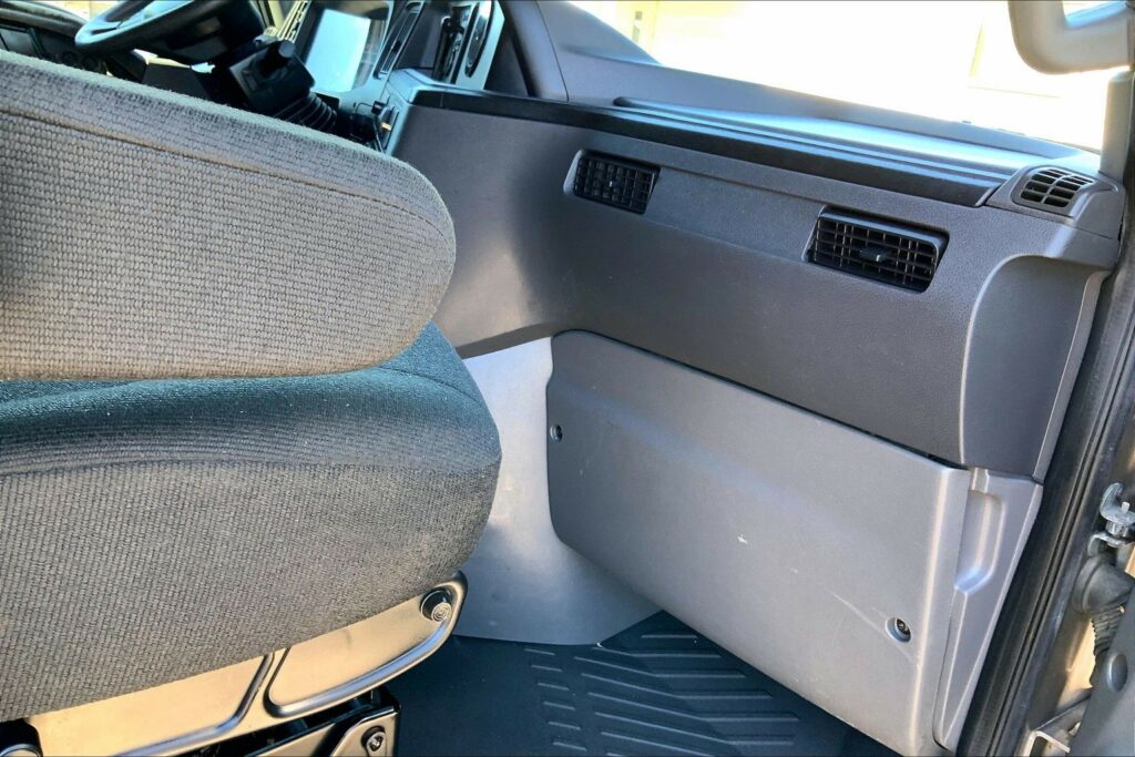 2022 CUM LT625 6×4 Sleeper