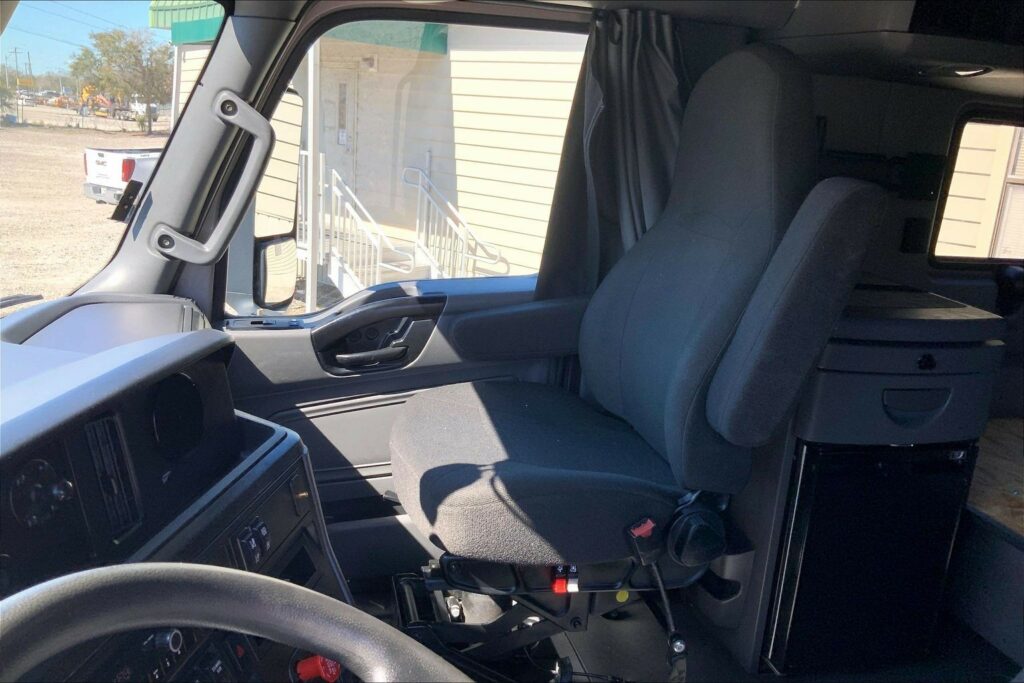 2022 CUM LT625 6×4 Sleeper