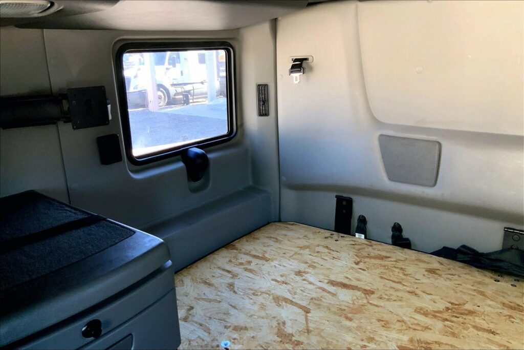 2022 CUM LT625 6×4 Sleeper