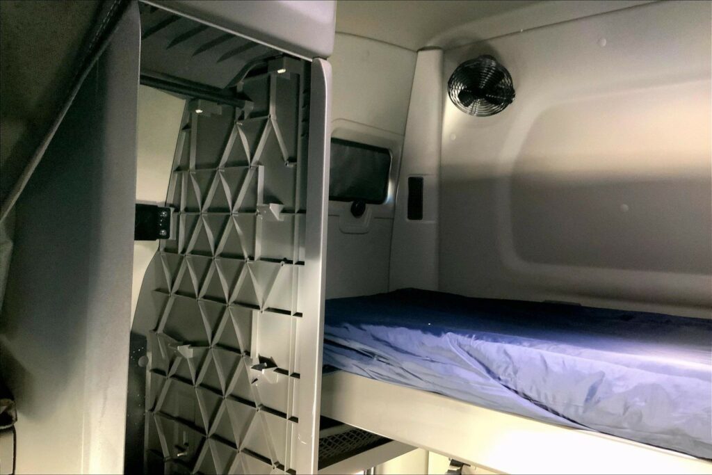 2022 CUM LT625 6×4 Sleeper