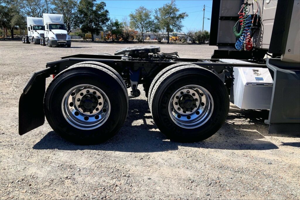 2022 CUM LT625 6×4 Sleeper