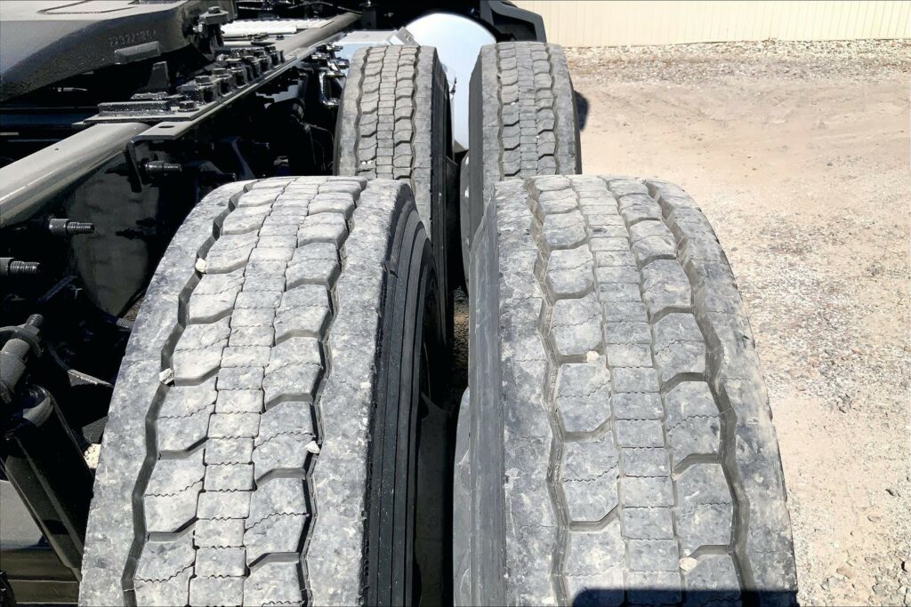 2022 CUM LT625 6×4 Sleeper