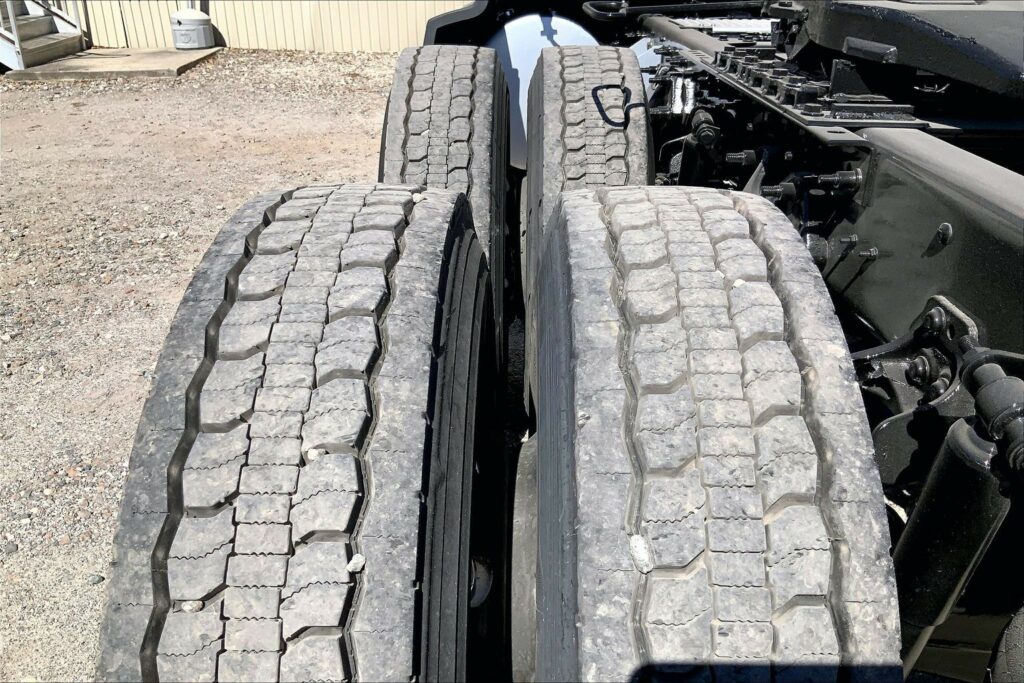 2022 CUM LT625 6×4 Sleeper