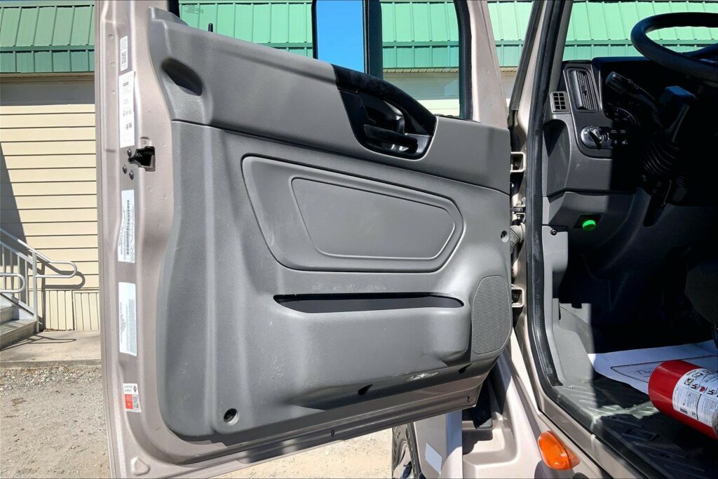 2022 CUM LT625 6×4 Sleeper