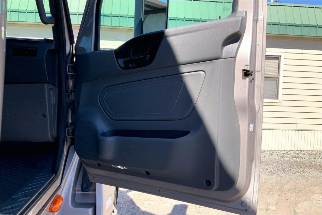 2022 CUM LT625 6×4 Sleeper