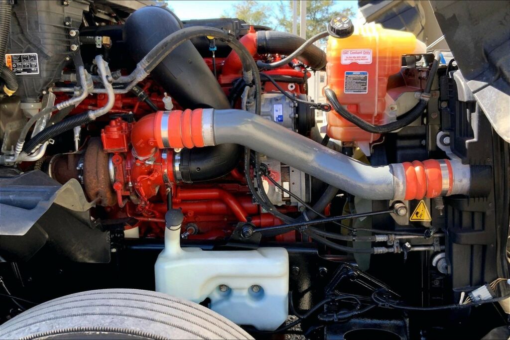 2022 CUM LT625 6×4 Sleeper