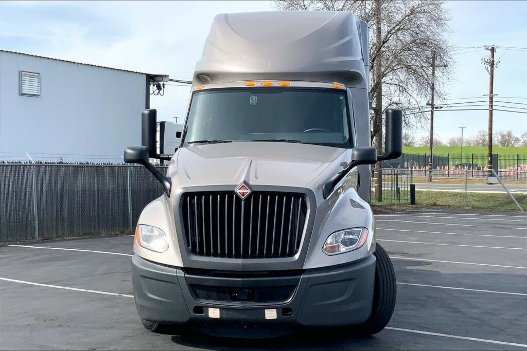 2022 CUM LT625 6×4 Sleeper