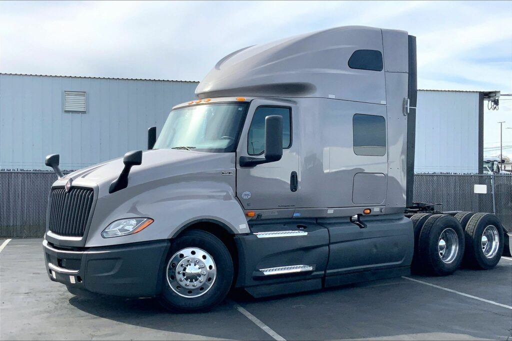 2022 CUM LT625 6×4 Sleeper