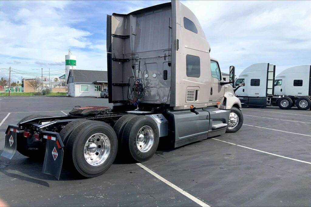 2022 CUM LT625 6×4 Sleeper