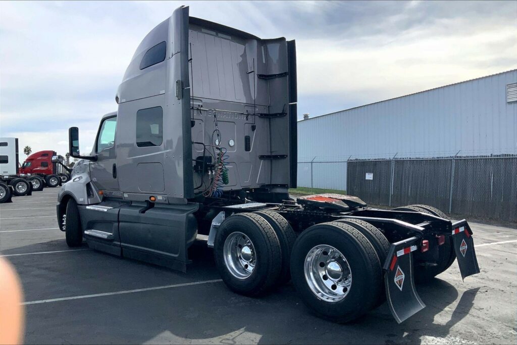 2022 CUM LT625 6×4 Sleeper