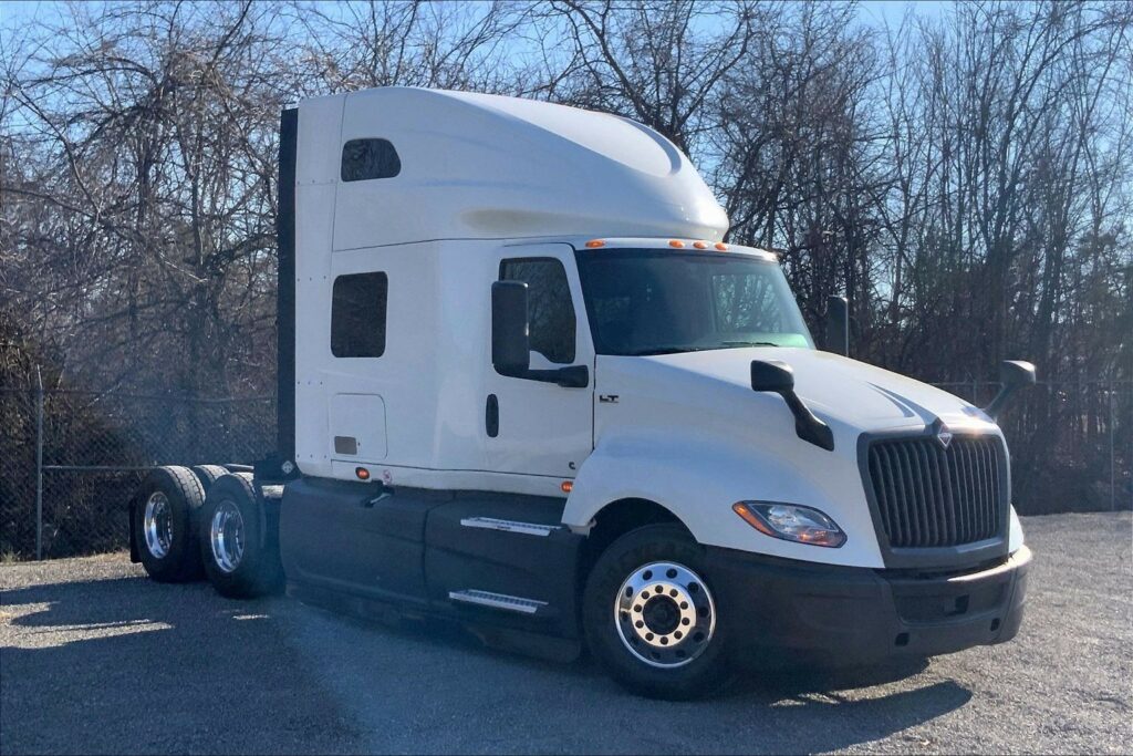 2022 CUM LT625 6×4 Sleeper