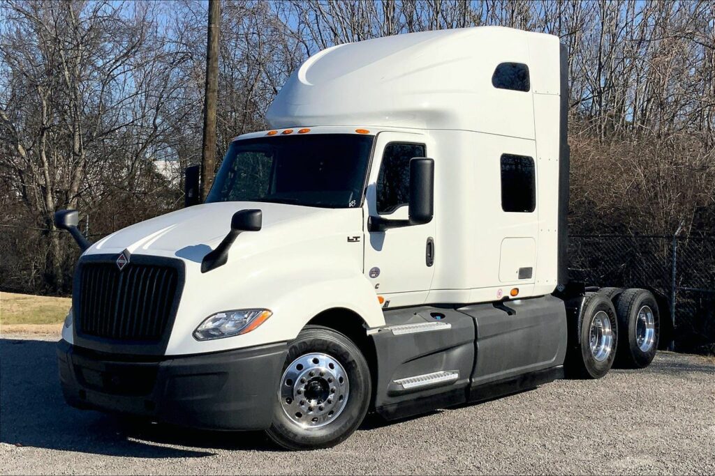 2022 CUM LT625 6×4 Sleeper