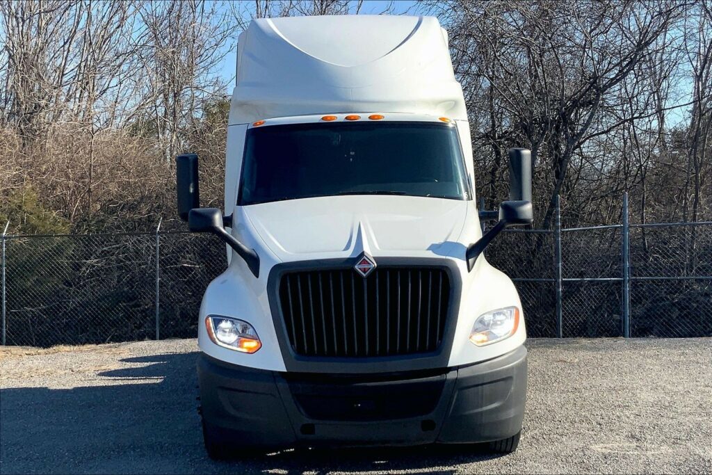 2022 CUM LT625 6×4 Sleeper