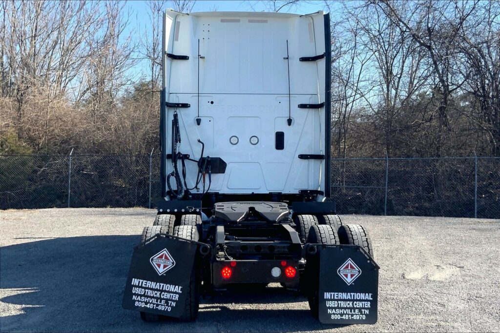 2022 CUM LT625 6×4 Sleeper