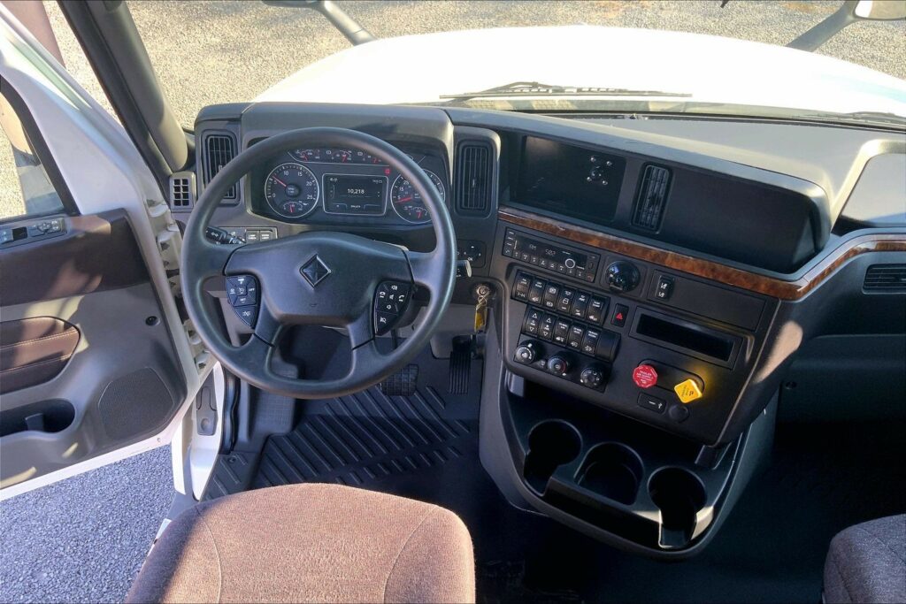 2022 CUM LT625 6×4 Sleeper