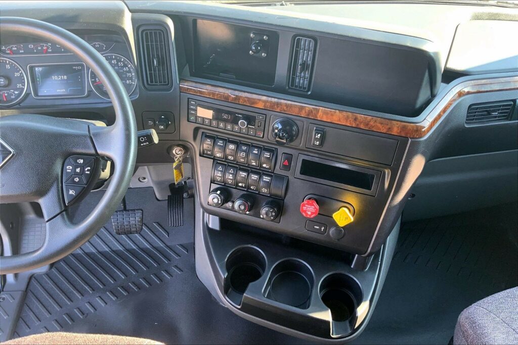 2022 CUM LT625 6×4 Sleeper