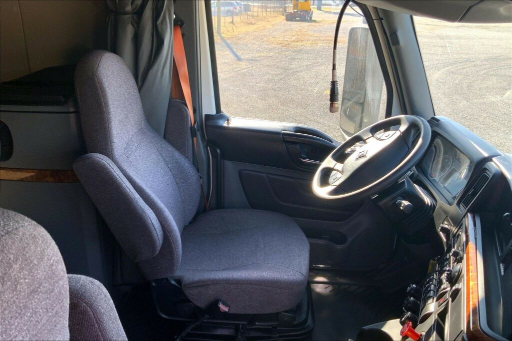 2022 CUM LT625 6×4 Sleeper