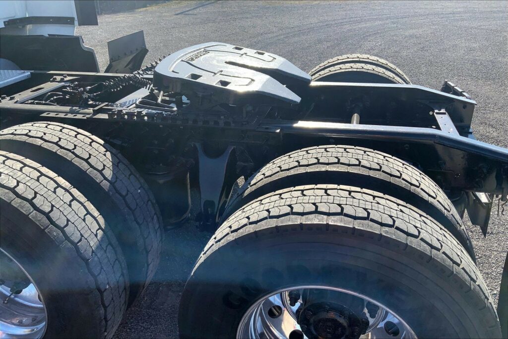 2022 CUM LT625 6×4 Sleeper