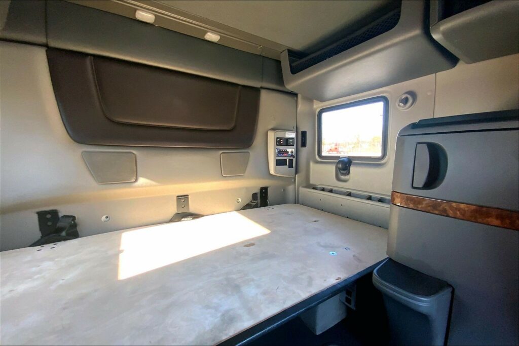 2022 CUM LT625 6×4 Sleeper