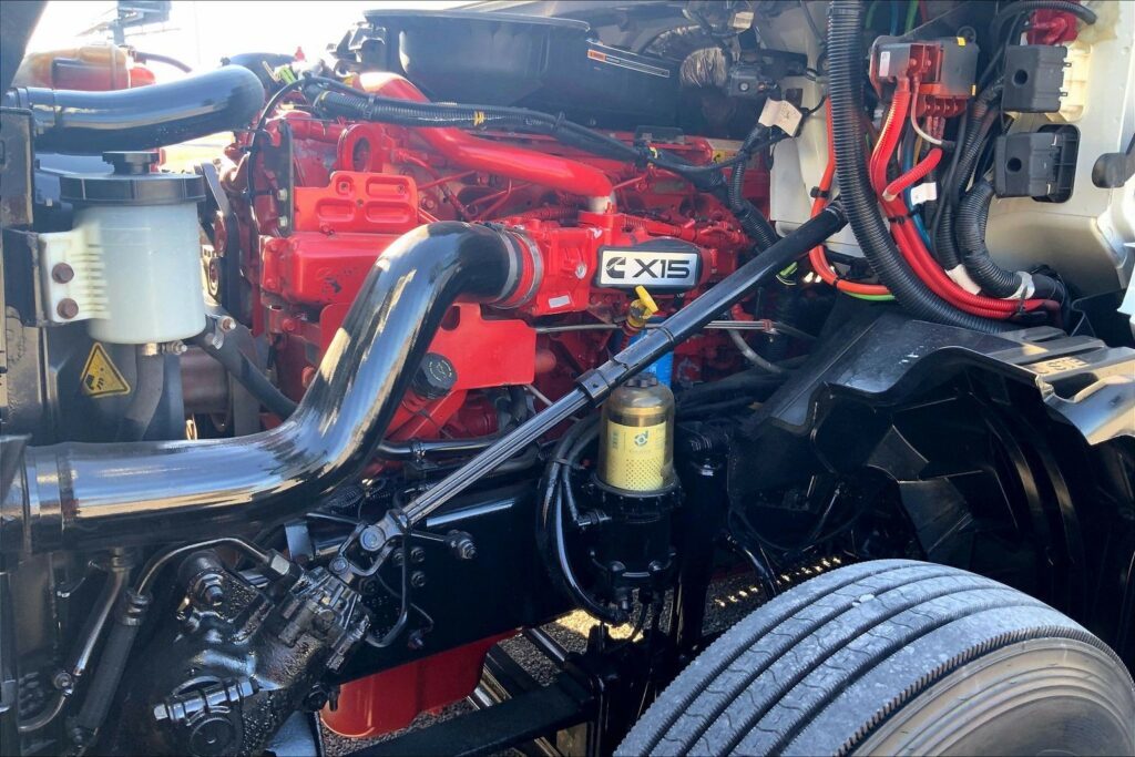 2022 CUM LT625 6×4 Sleeper