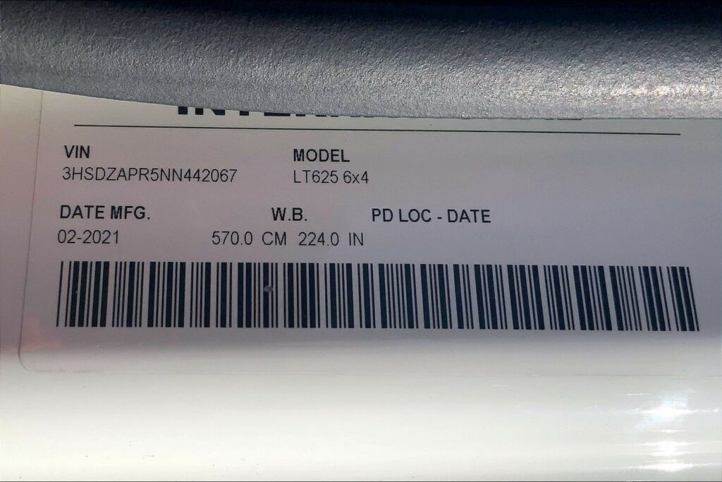 2022 CUM LT625 6×4 Sleeper