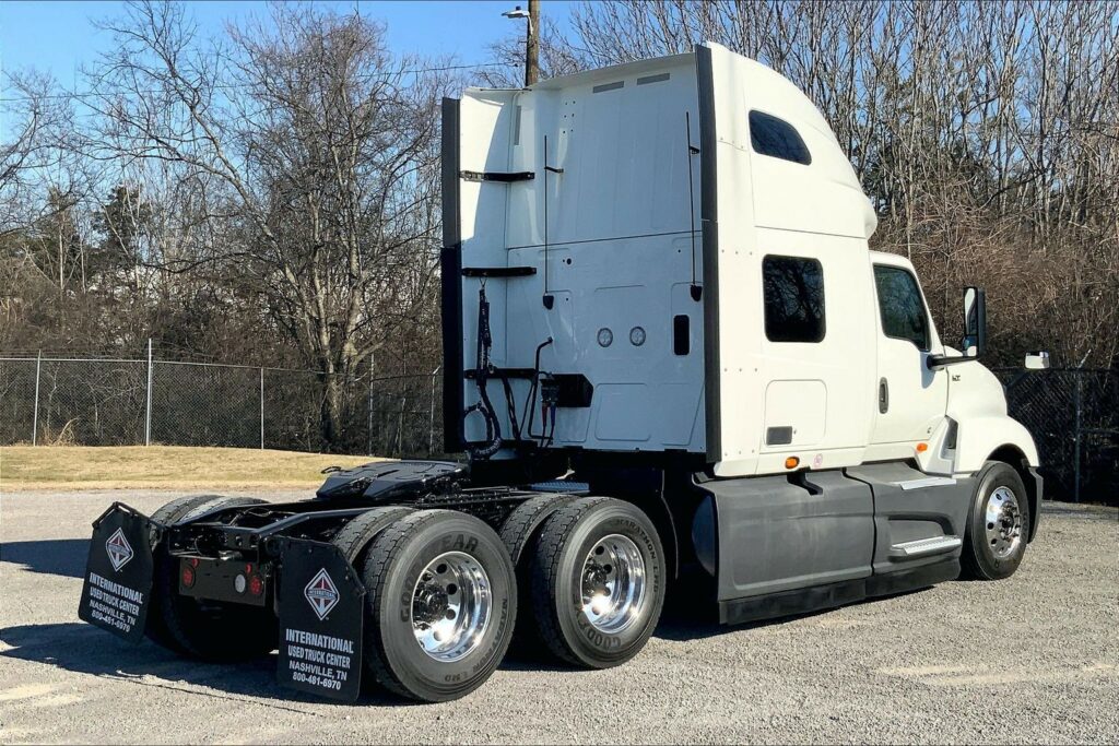 2022 CUM LT625 6×4 Sleeper