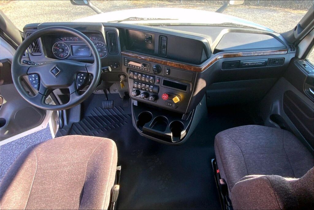 2022 CUM LT625 6×4 Sleeper