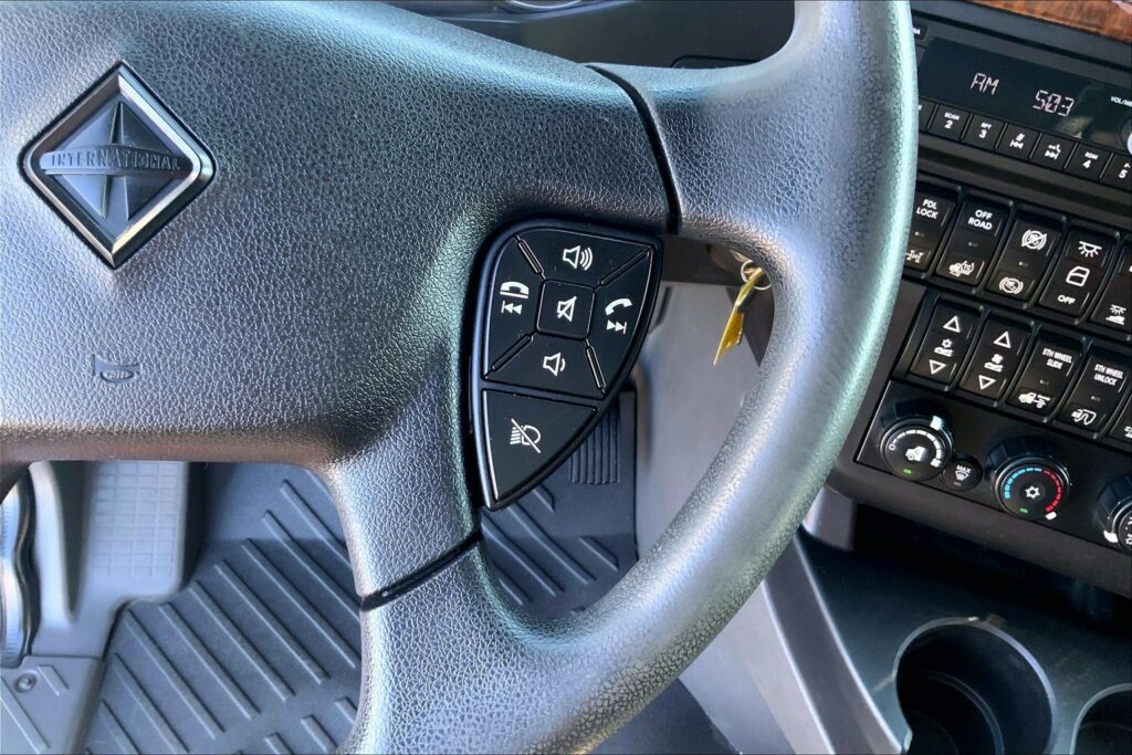 2022 CUM LT625 6×4 Sleeper