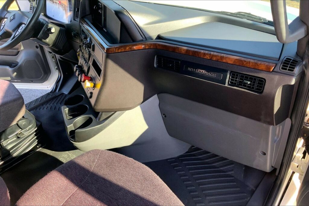 2022 CUM LT625 6×4 Sleeper