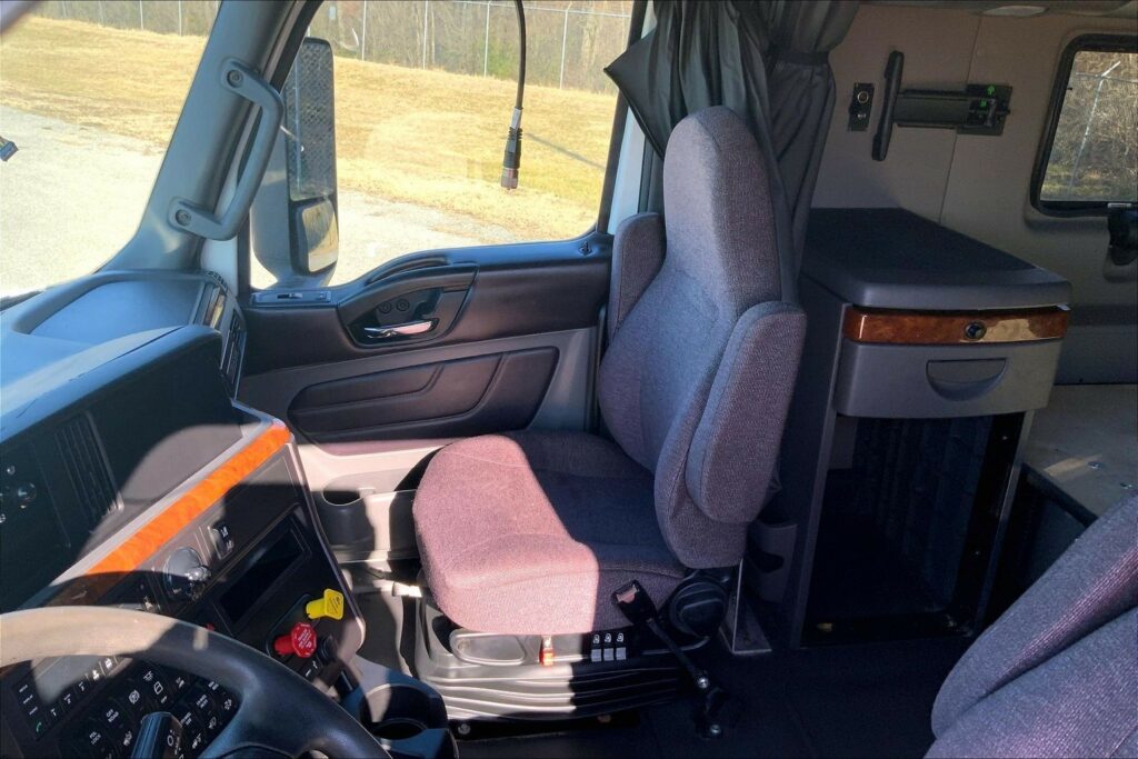 2022 CUM LT625 6×4 Sleeper