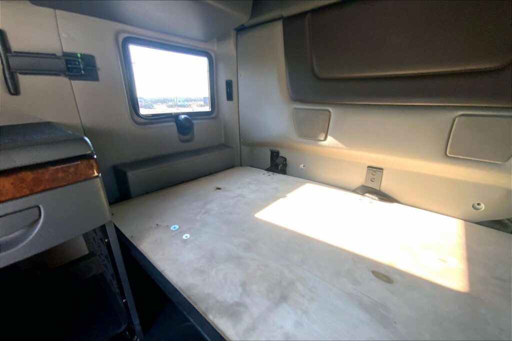 2022 CUM LT625 6×4 Sleeper