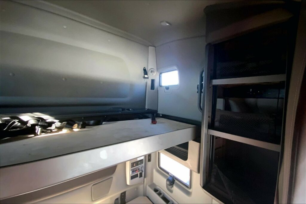 2022 CUM LT625 6×4 Sleeper