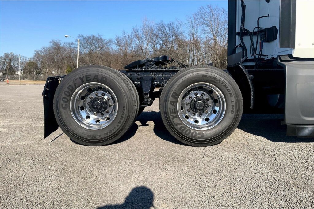 2022 CUM LT625 6×4 Sleeper