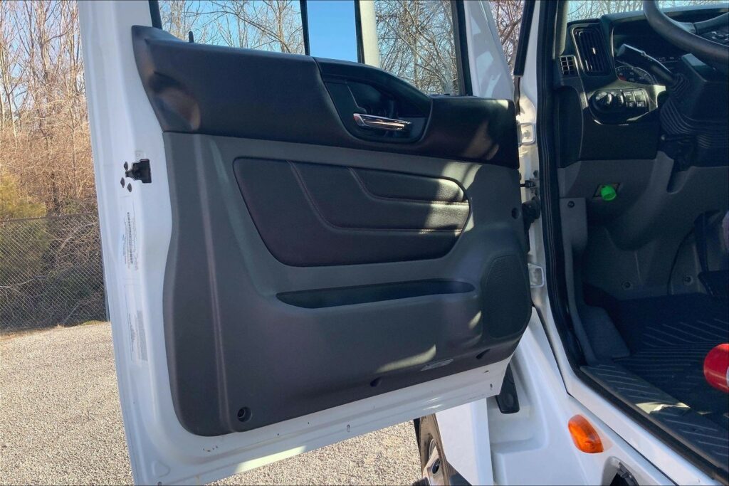 2022 CUM LT625 6×4 Sleeper