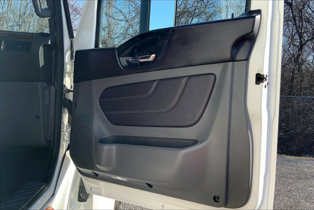 2022 CUM LT625 6×4 Sleeper