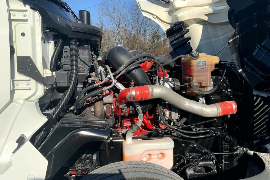 2022 CUM LT625 6×4 Sleeper