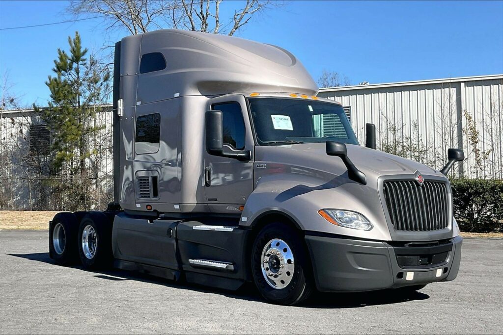 2022 CUM LT625 6×4 Sleeper