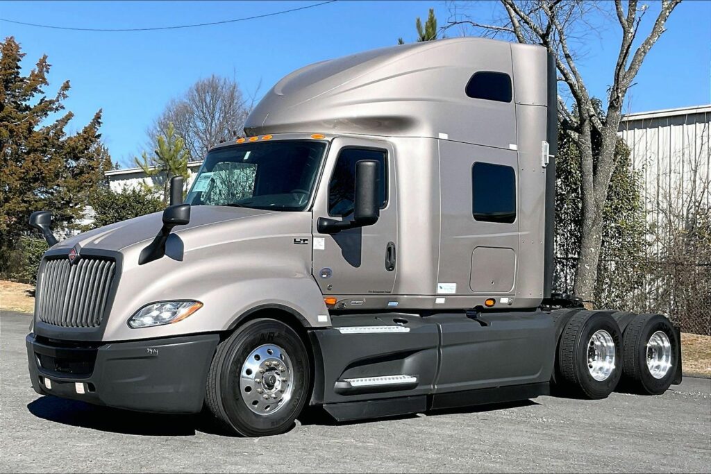 2022 CUM LT625 6×4 Sleeper