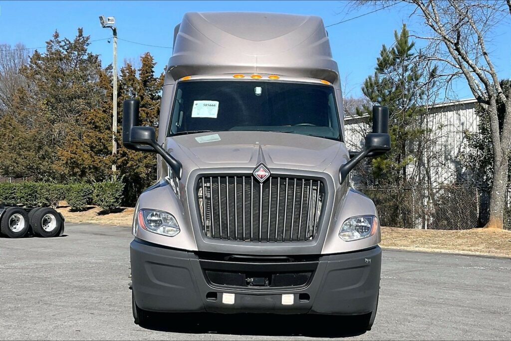 2022 CUM LT625 6×4 Sleeper