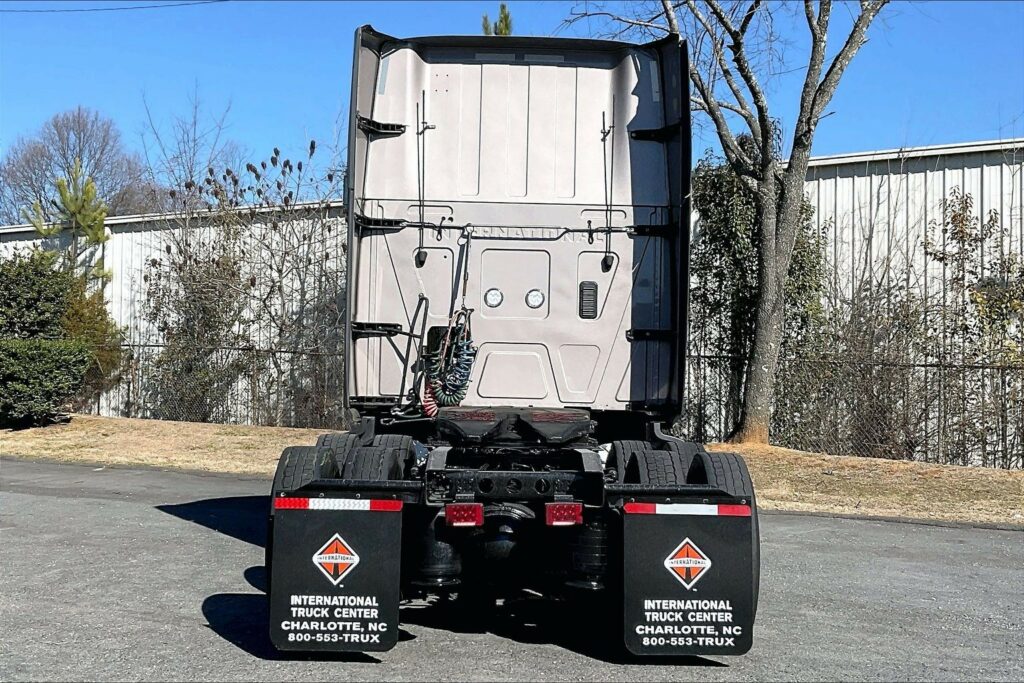 2022 CUM LT625 6×4 Sleeper