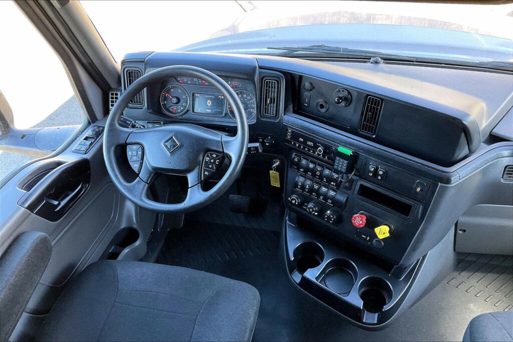 2022 CUM LT625 6×4 Sleeper