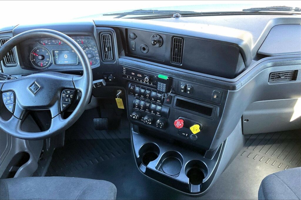 2022 CUM LT625 6×4 Sleeper