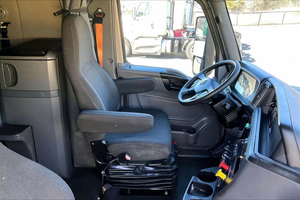 2022 CUM LT625 6×4 Sleeper