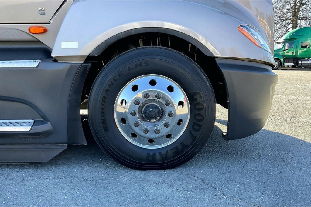 2022 CUM LT625 6×4 Sleeper