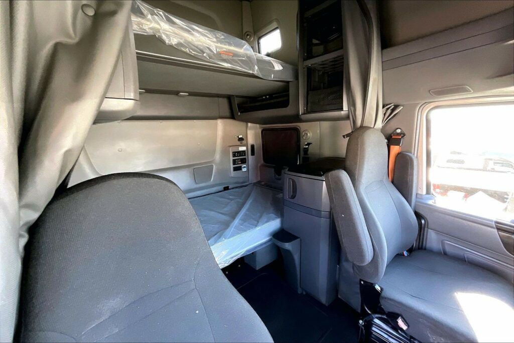 2022 CUM LT625 6×4 Sleeper